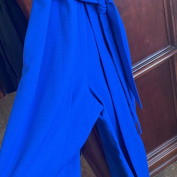 Elegant Blue Sleeveless Dress - Picture 2 of 3